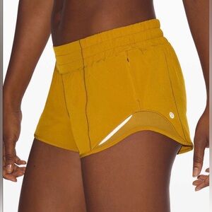 Lululemon Hotty Hot Short II *2.5"
Fools Gold size 4